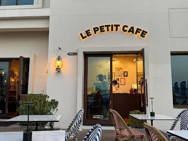 Le Petit Cafe & Restaurant