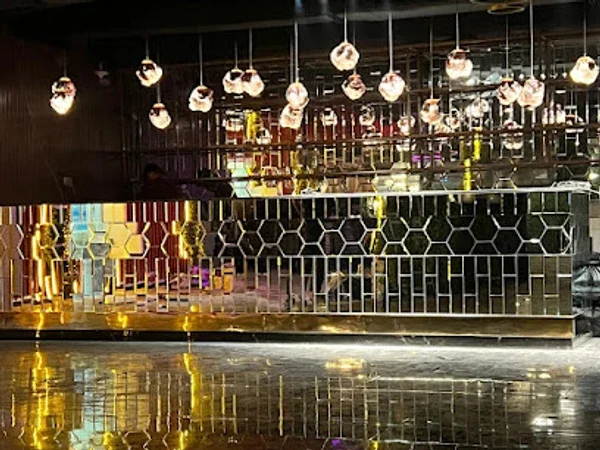 LA VISTA LOUNGE