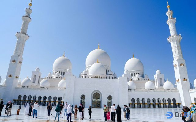 Desde Dubái: Tour por el patrimonio y la cultura de Abu Dabi, con visita a la Gran Mezquita del Jeque Zayed y al zoco